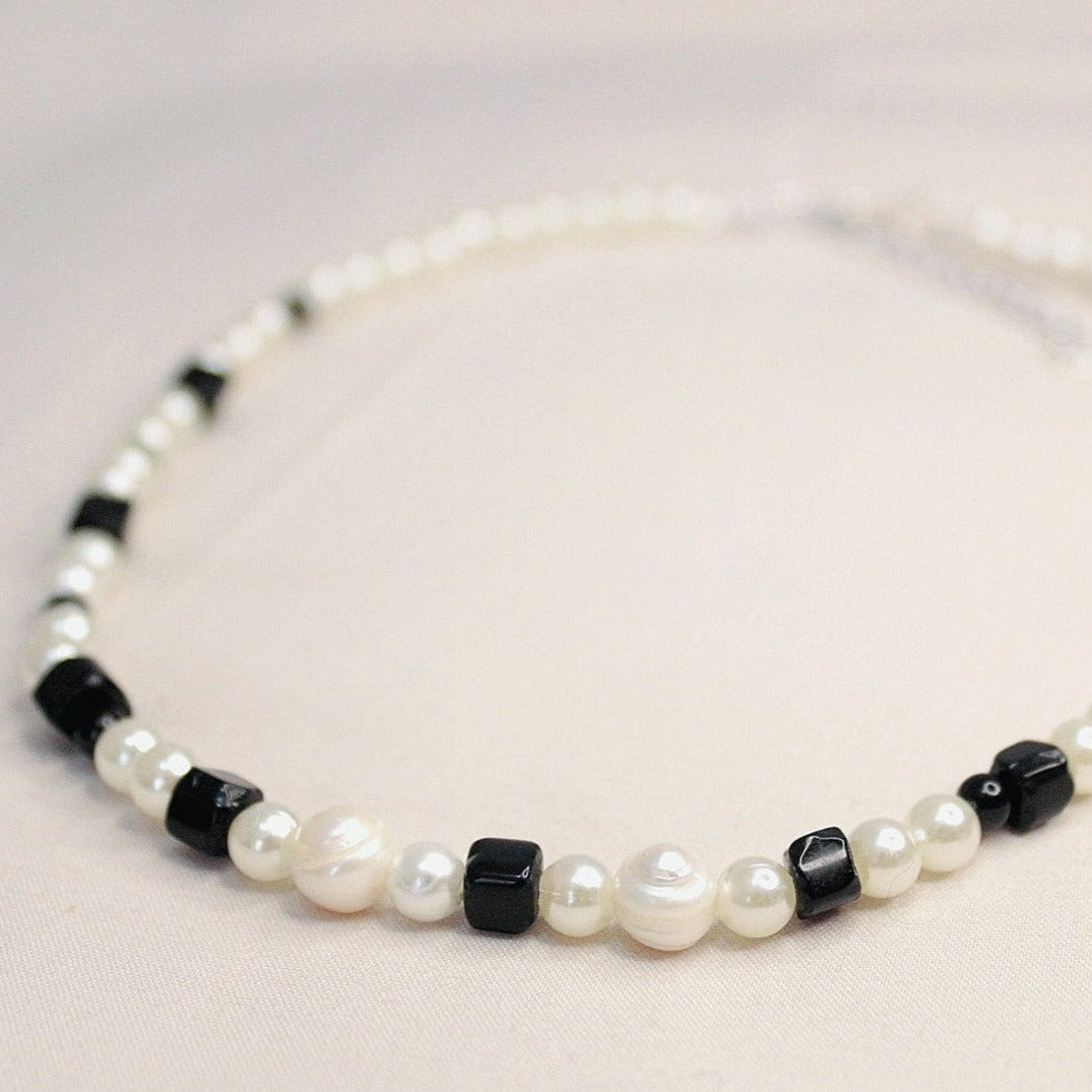 Collar de Perlas para Hombre con Estilo color Blanco y Negro