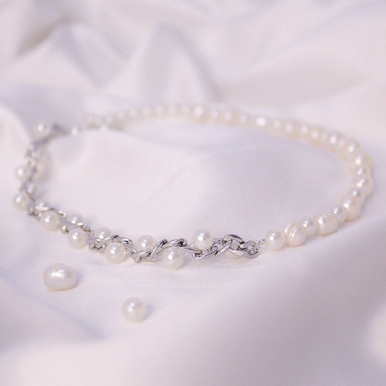 Collar asimétrico de perlas y cadena de acero inoxidable Due Perle, gargantilla de perlas, gargantilla de cadena, incluye CAJA DE REGALO, -15% de descuento en tu primera compra, envíos a todo México y entregas personales en Guadalajara, Jalisco