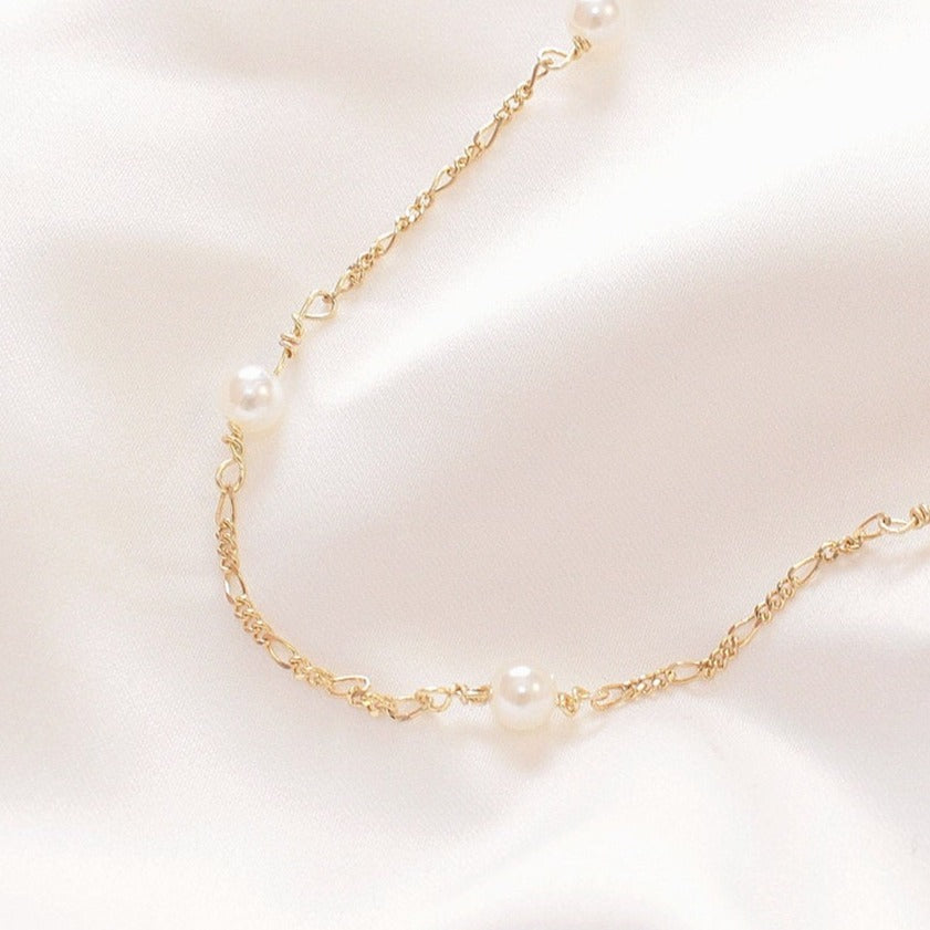 Collar con Cadena Dorada con Perlas