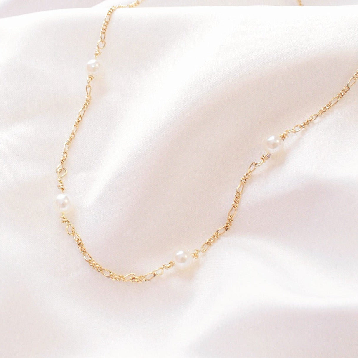Collar Dorado con Perlas