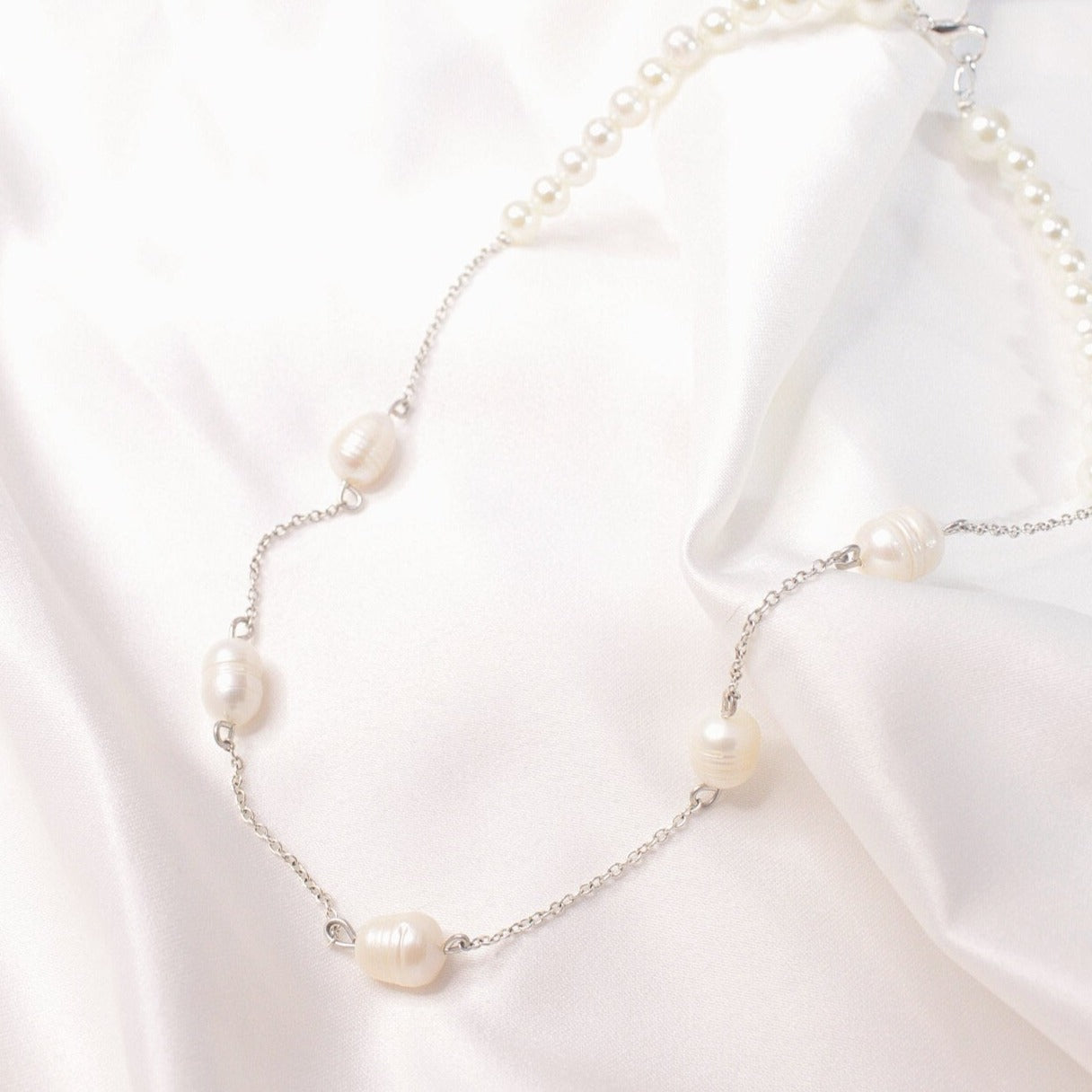 Collar de perlas naturales blancas con cadena fina de acero inoxidable plateada