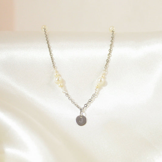 Collar con inicial personalizada, con cadena plateada y perlas