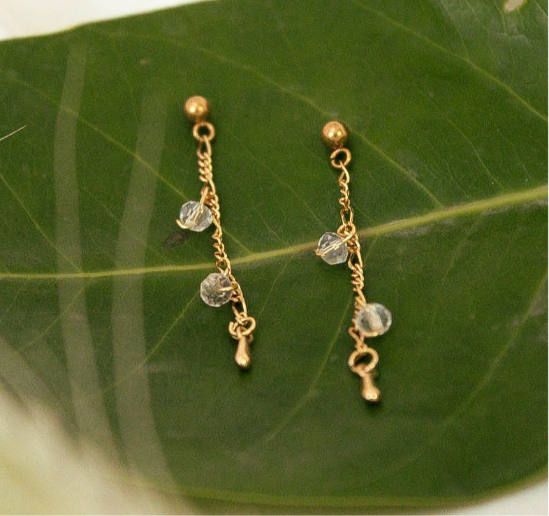 Aretes de cadena fina dorada acero inoxidable con cristales