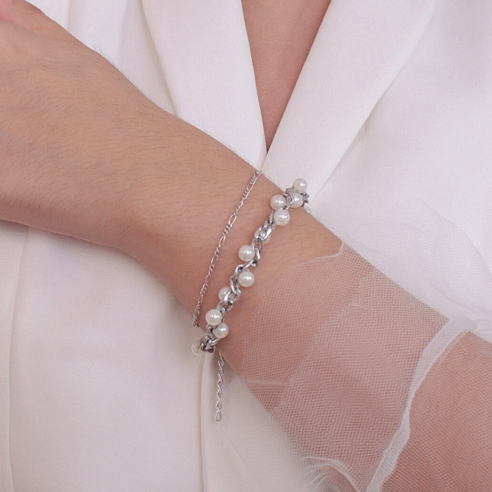 Pulsera de cadena plateada con perlas