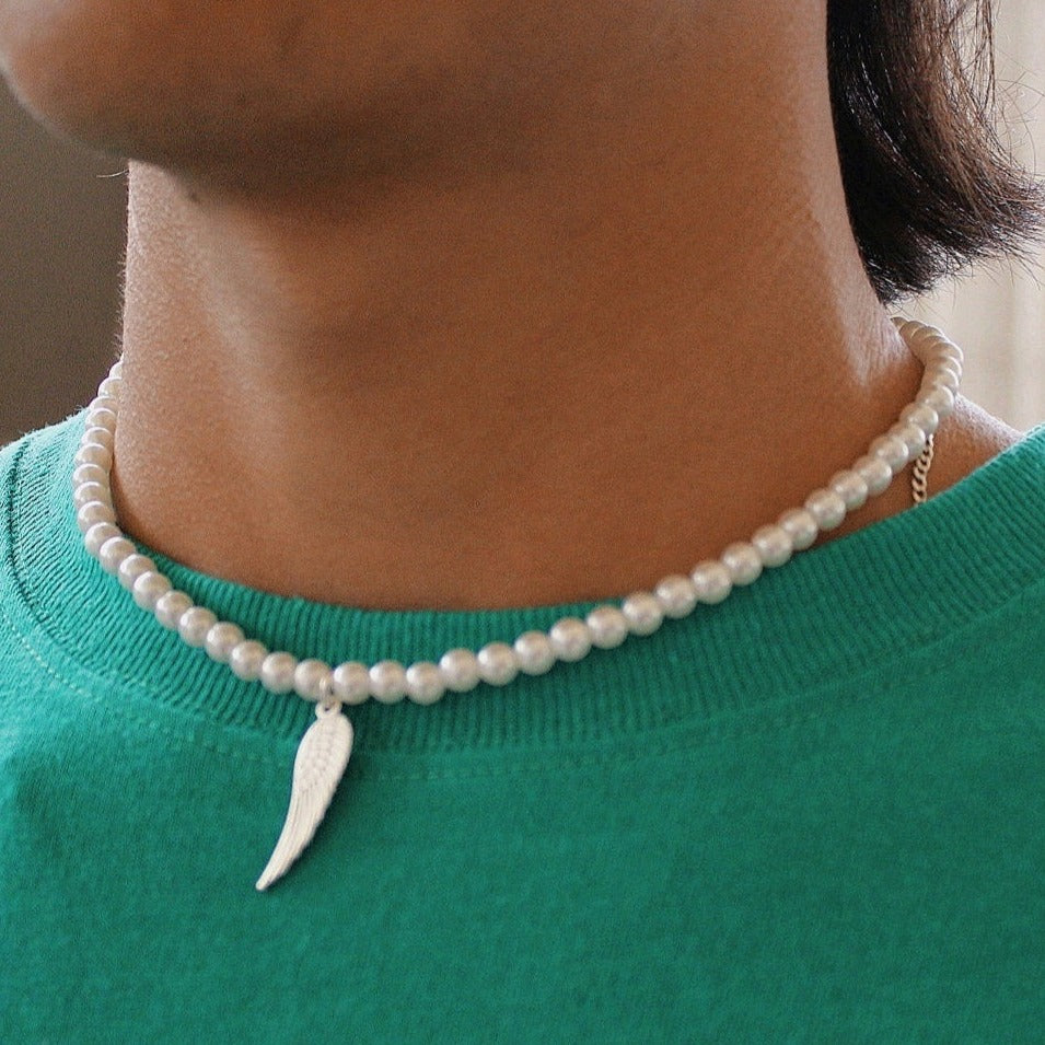 Collar para hombre de perlas con dije de Ala plateado, con cadena de acero inoxidable, incluye CAJA DE REGALO