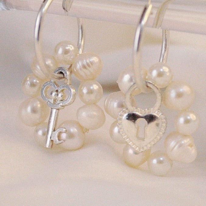 Aretes colgantes de Plata 925 con dijes de forma de corazón y llave, con perlas de río y acrílico