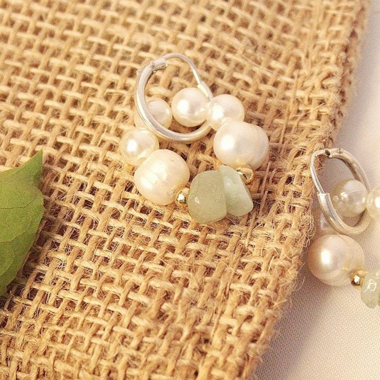 Aretes para el verano con perlas de río y piedras verdes