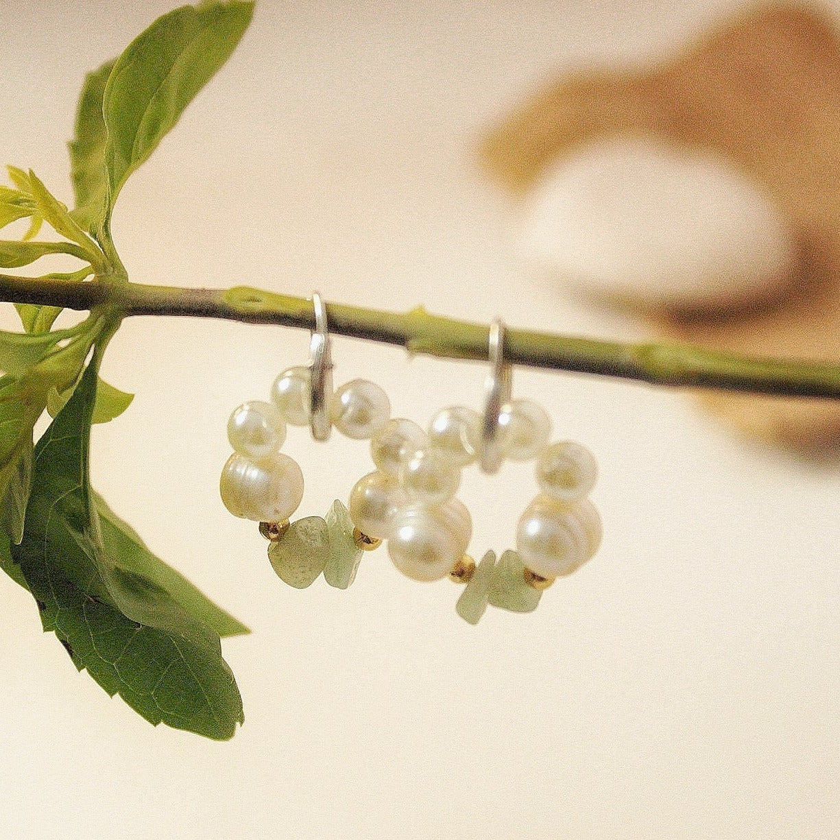 Aretes de perlas con piedras verdes