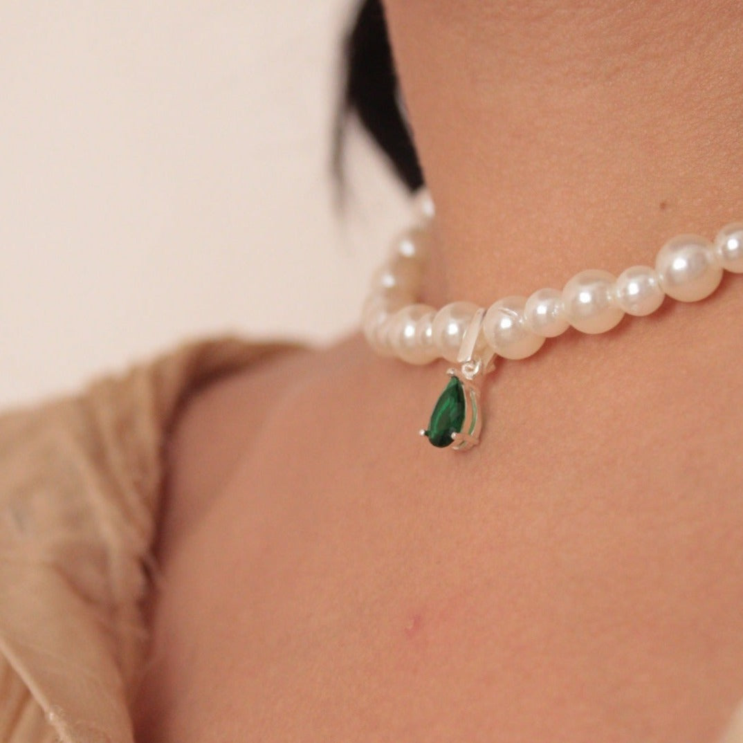 Collar de perlas con dije verde de plata 925