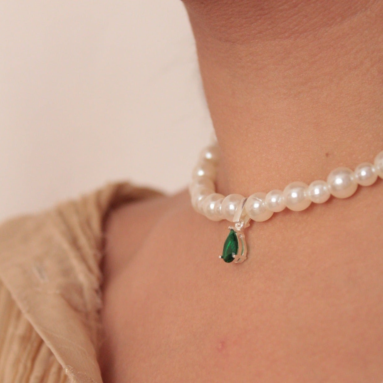 Collar de perlas con dije verde de Plata 925 Mexicana, incluye caja de regalo