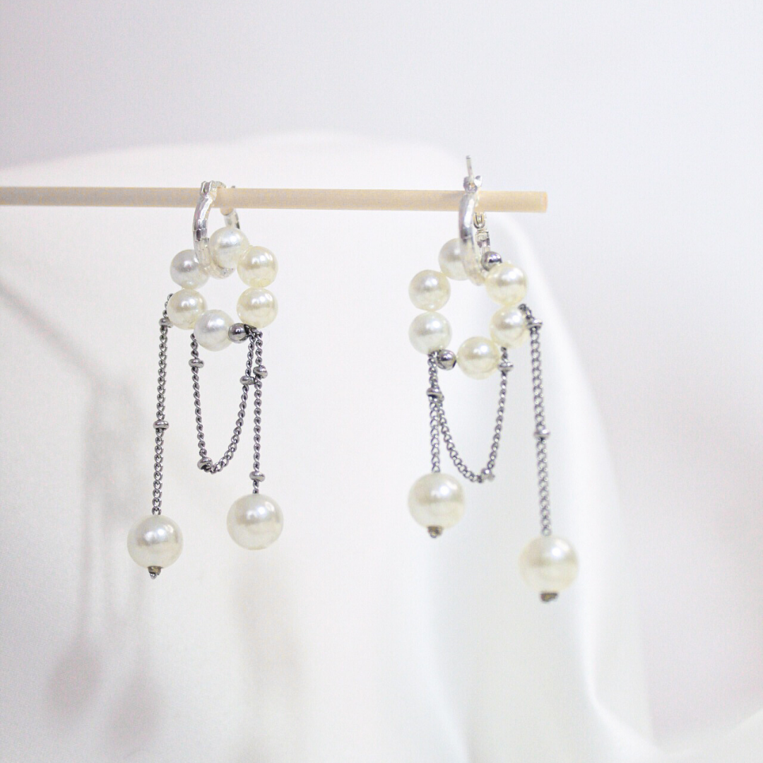 Aretes colgantes con cadena plateada y perlas blancas