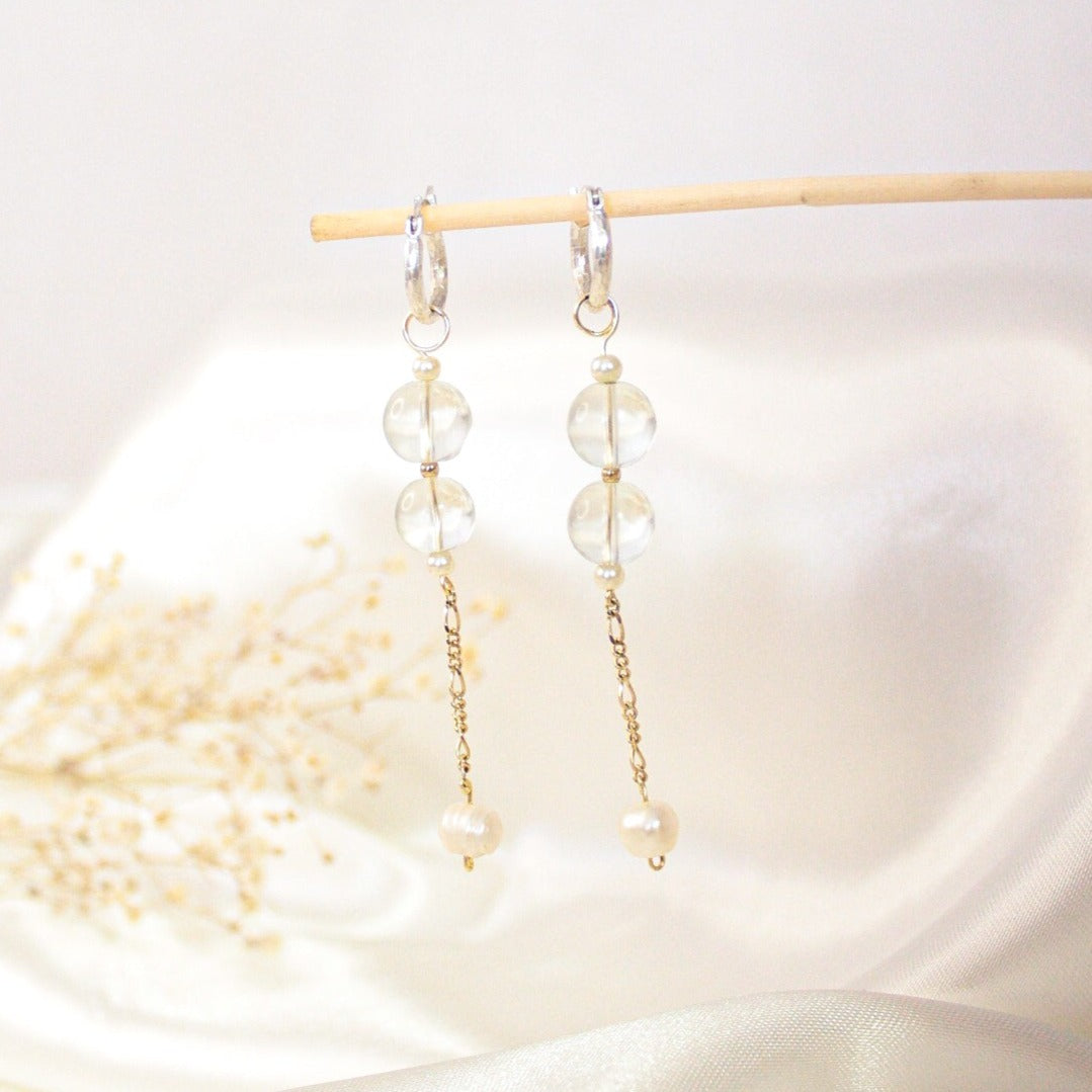 Aretes colgante con perla de río y perlas de cristal