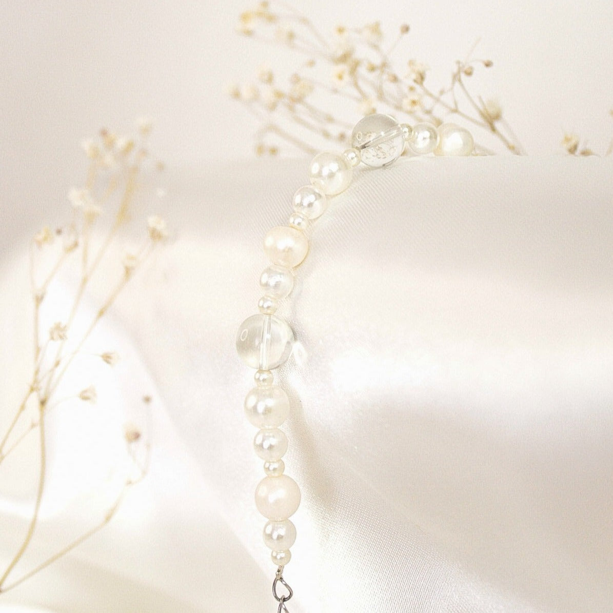 Pulsera de perlas con piedras de cristal transparente