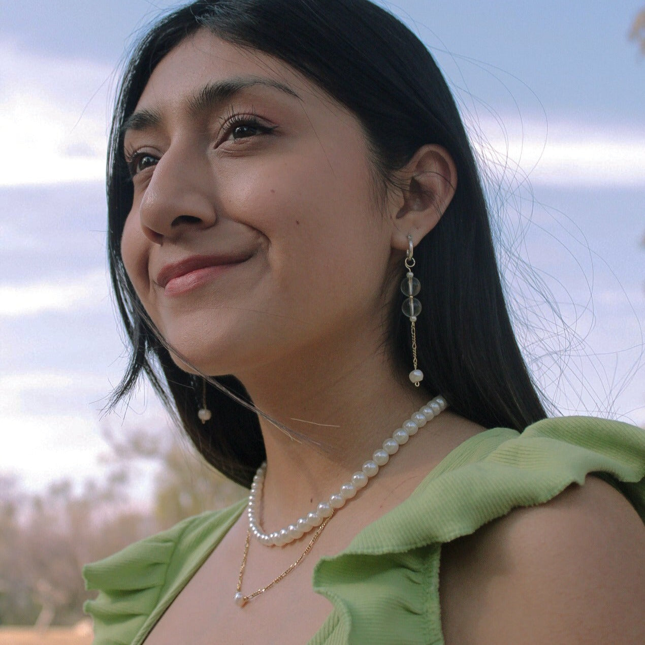 Juego de collar dorado de perlas y aretes colgantes dorado con perlas de cristal