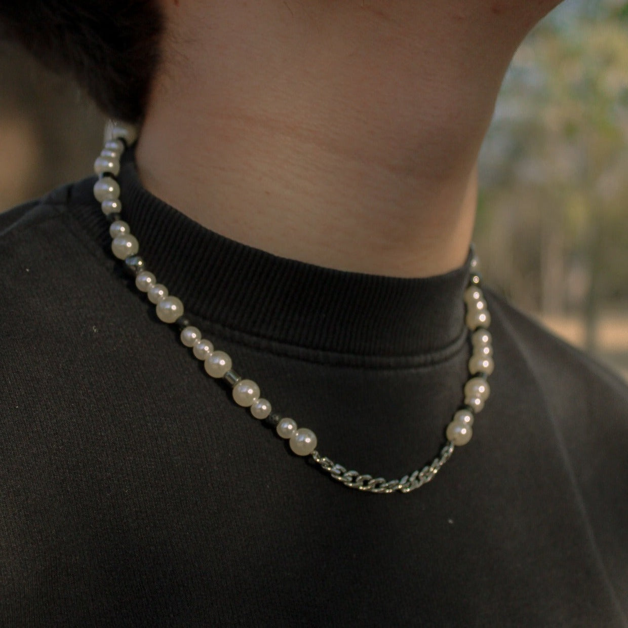 Collar para hombre con cadena plateada, color blanco y negro