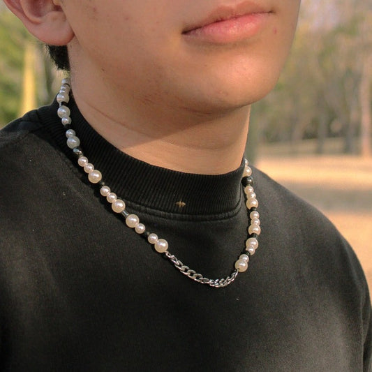 Collar con cadena plateada y perlas, color blanco y negro,para hombre