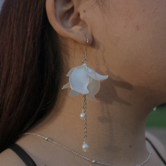 Aretes largos de flor blanca con perlas de río naturales y hermosa cadena plateada